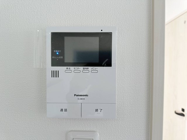 廿日市市宮島口上1丁目 No.Aの防犯設備|ドアホン☆
来客があったとき、室内からカメラやマイクを使って相手や用件を確認できます。相手を事前に確認することができ、訪問販売対策や防犯面でも役に立つアイテムです♪