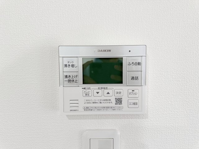 廿日市市宮島口上1丁目 No.Aの発電・温水設備|給湯器リモコン☆
キッチンからお湯の温度調整やお風呂の操作ができるのでとても便利です♪