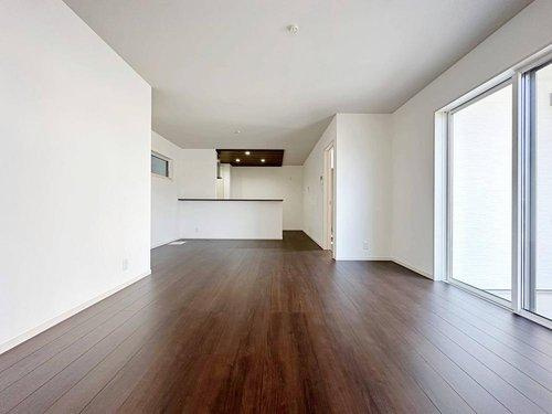 廿日市市宮島口上1丁目 No.Aの居間・リビング|18.5帖の広々としたリビング☆
完成済のため365日ご案内可能♪
「今日見たい」にも対応します！