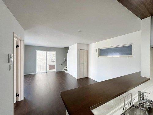 廿日市市宮島口上1丁目 No.Aの居間・リビング|18.5帖の広々としたリビング☆
キッチンからはリビング全体を見渡せます♪