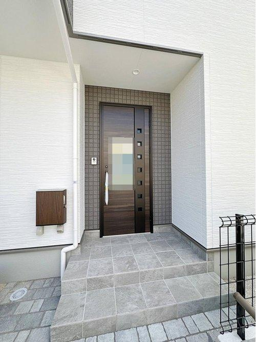 廿日市市宮島口上1丁目 No.Aの玄関|玄関ポーチ☆
屋根も付いており、雨が降っても濡れる心配はありません♪