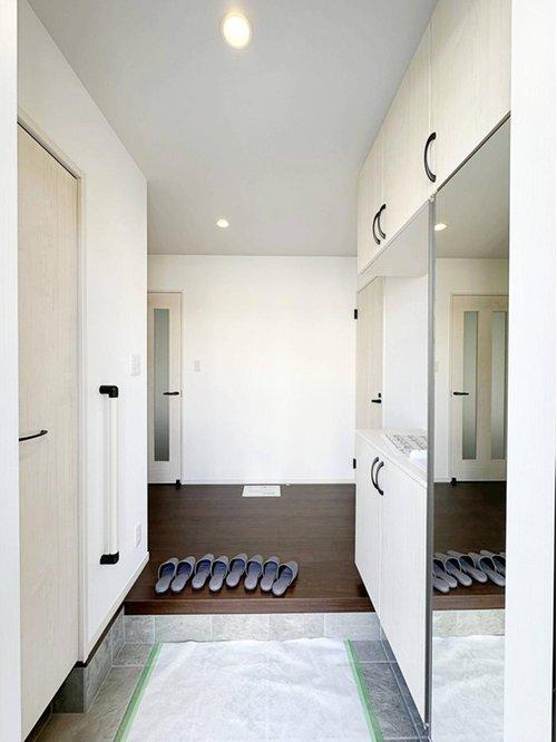 廿日市市宮島口上1丁目 No.Aの玄関|玄関ホールは広く開放的です♪
下駄箱＋シューズインクロークがあります☆