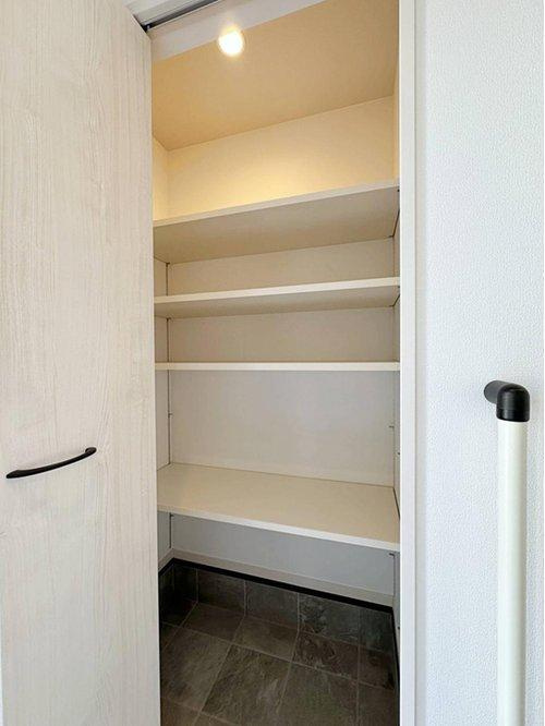 廿日市市宮島口上1丁目 No.Aの収納|シューズインクローク☆
大容量の収納スペースの為、外出時や玄関周りで使用するものを、まとめてスッキリと収納できるので、玄関スペースを広く使うことができます♪