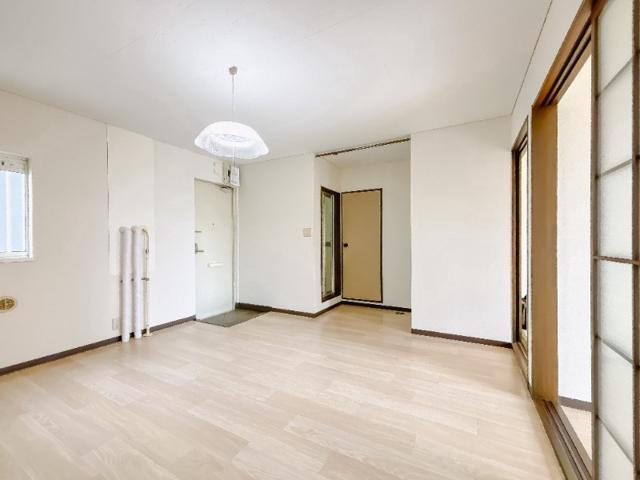 日高市高萩東１丁目のアパートの居間・リビング|ゆったり過ごせるリビングです