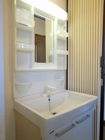 鶴舞4丁目戸建貸家の洗面所|忙しい朝には欠かせない洗面所です