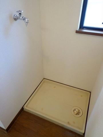 鶴舞4丁目戸建貸家の洗面所|コンパクトで使いやすい洗面所