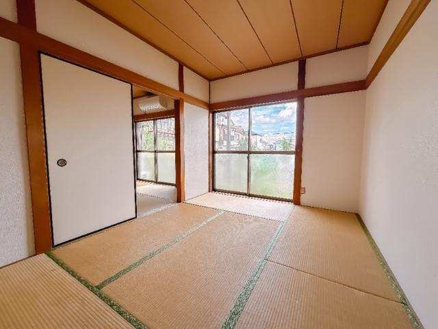 鶴ヶ島市大字下新田のアパートの内装|明るい色調の室内です