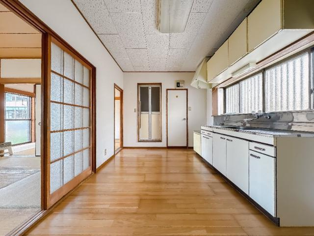 鶴ヶ島市大字下新田のアパートのキッチン|コンパクトなキッチンで掃除もラクラク