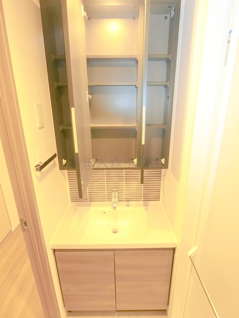 スタイリオ池上SOUTHの洗面所|洗面脱衣所　3面鏡の独立洗面台　鏡内に収納スペース