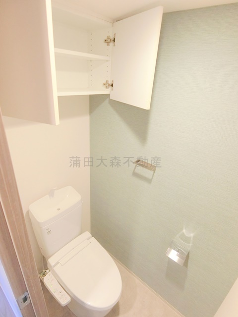 スタイリオ池上SOUTHのトイレ|吊戸棚収納と温水洗浄便座付きのトイレ　