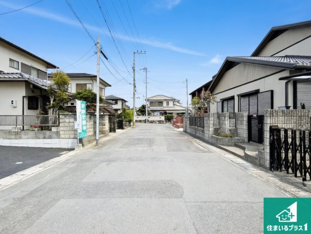 大津市坂本　第34期　新築一戸建ての前面道路含む現地写真|周辺は閑静な住宅街！前面道路広々で車の出し入れも便利です。駐車が苦手な方でも安心して車庫入れできます！