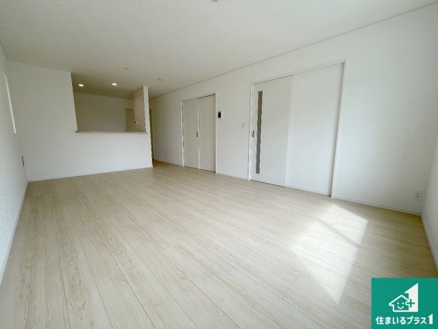 大津市坂本　第34期　新築一戸建ての居間・リビング|日当たり良好の明るいリビングで朝の目覚めもスッキリできそう！対面キッチンでご家族のコミュニケーションも自然と増える設計！小さなお子様が遊ぶスペースを作っても広々とくつろげるLDK！
