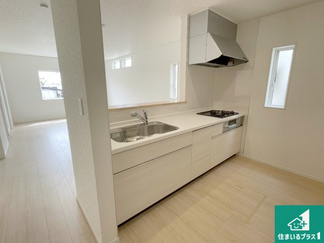 大津市坂本　第34期　新築一戸建てのキッチン|リビングと統一感があり、使い勝手のいいキッチン。広々としているので、二人並んで作業が出来ちゃいます。お子様と一緒に色々なお料理に挑戦できるスペースがあります。