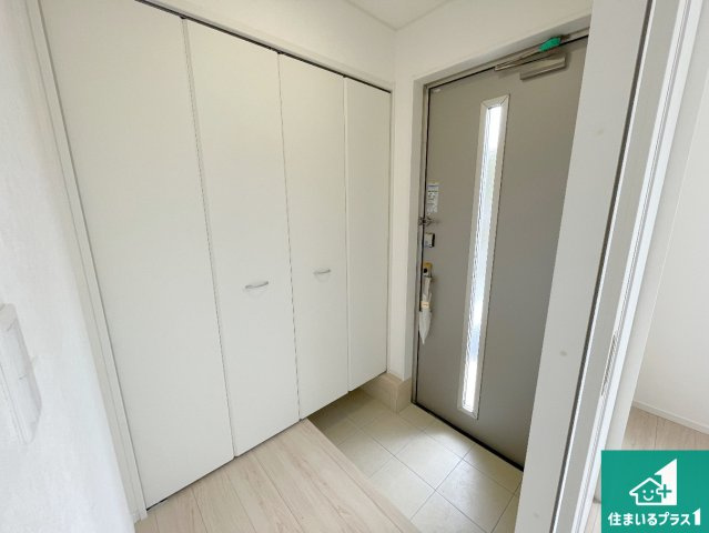 大津市坂本　第34期　新築一戸建ての玄関|シューズボックスにはたくさんの靴が収納できるので玄関周りはいつもスッキリ！ご家族が増えても安心！