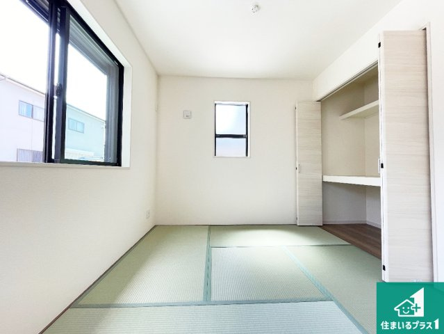 29(土)30(日)現地案内可能！　大和高田市曽大根　第5期　新築一戸建ての和室|一室あると便利な和室は客間としてだけでなく、小さなお子様のプレイルームや食後のくつろぎスペースとしてもご利用いただけます。収納もついていますので大活躍間違いなし！