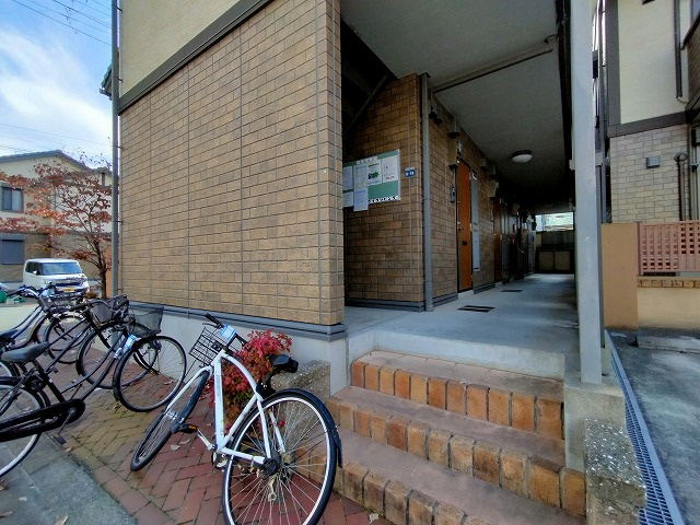 神戸市長田区松野通２丁目のアパートのエントランス