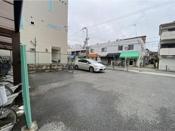 ドリーム中加賀屋の駐車場