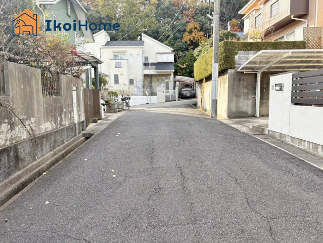 神戸市西区天が岡　中古戸建の前面道路含む現地写真|●年中無休：当日予約可●前面道路南側広く幅員約6mで陽当り・通風良好です！