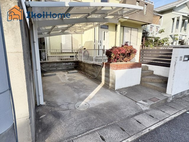 神戸市西区天が岡　中古戸建の駐車場|駐車場はカーポート付で1台可能です！前面道路が広いのでお車の出し入れは安心です！