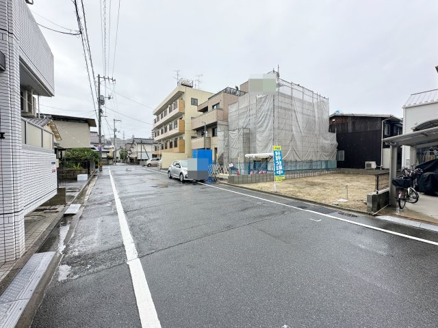 【建築条件無し】宇品西２丁目No.2の前面道路含む現地写真|前面道路の幅員は約7.8mありかなり開放的です♪
交通量も少なく広々としている為駐車が苦手な方でも安心です！