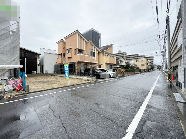 【建築条件無し】宇品西２丁目No.2の前面道路含む現地写真|前面道路の幅員は約7.8mありかなり開放的です♪
交通量も少なく広々としている為駐車が苦手な方でも安心です！