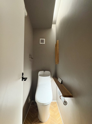 【トイレ】 | 小茂根戸建 | 落ち着いた色調のトイレです