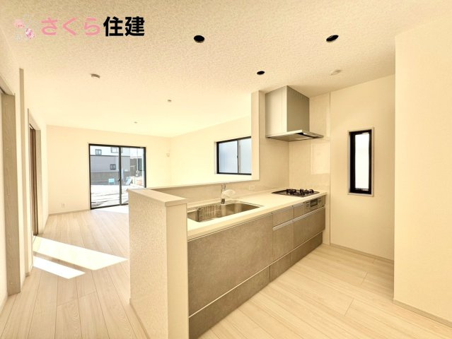 いろどりアイタウン栃木市平柳町３丁目22-P2　２号棟のキッチン|お子様と並んで料理をしても余裕のゆとりのキッチン。お子様と一緒に料理も叶いますよ♪
			