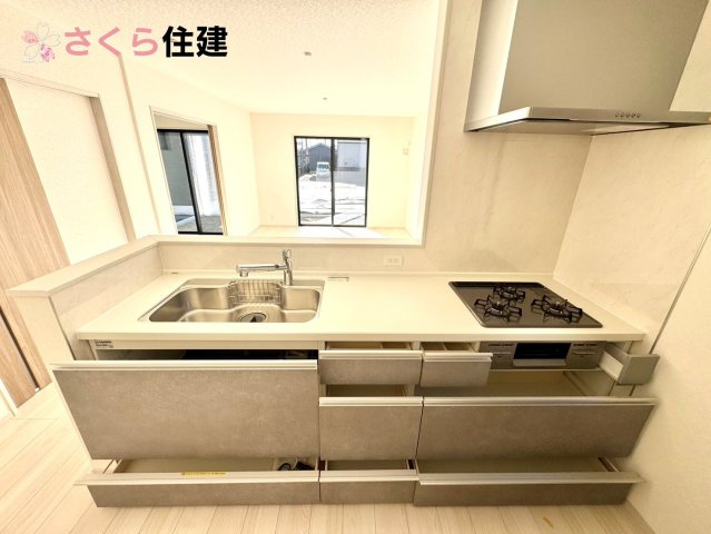 いろどりアイタウン栃木市平柳町３丁目22-P2　２号棟のキッチン|キッチン下収納は奥まで引き出せるので、大きく屈まなくても楽に必要なものがパッと取り出せます。