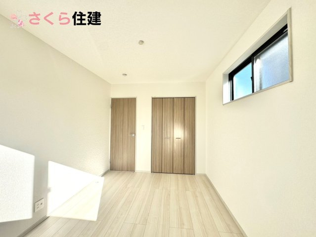 いろどりアイタウン栃木市平柳町３丁目22-P2　２号棟の洋室|各部屋に収納あります！荷物が多い子育て世代や、趣味道具の多い方にもうれしいですね！