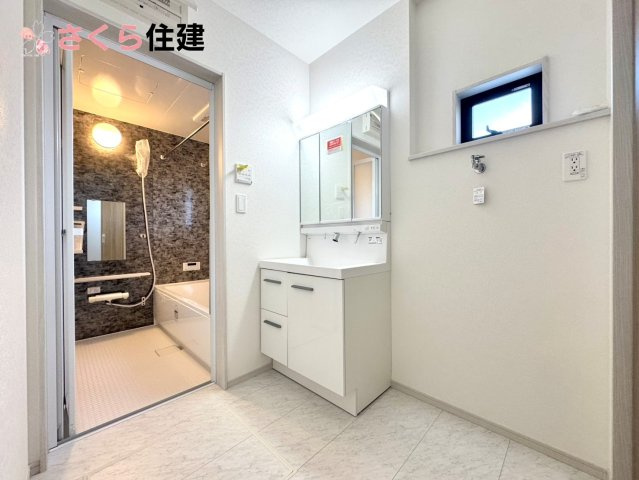 いろどりアイタウン栃木市平柳町３丁目22-P2　２号棟の独立洗面台|ゆとりある広さの洗面所。両サイド収納の洗面台で、二人ならんで同時の身支度もスムーズです