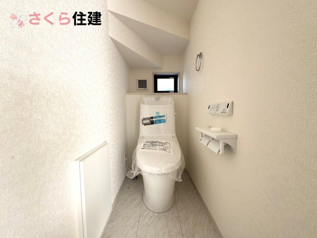 いろどりアイタウン栃木市平柳町３丁目22-P2　２号棟のトイレ|トイレは各階完備。夜、トイレに起きても、2階の寝室から1階のトイレに降りる必要はありません。