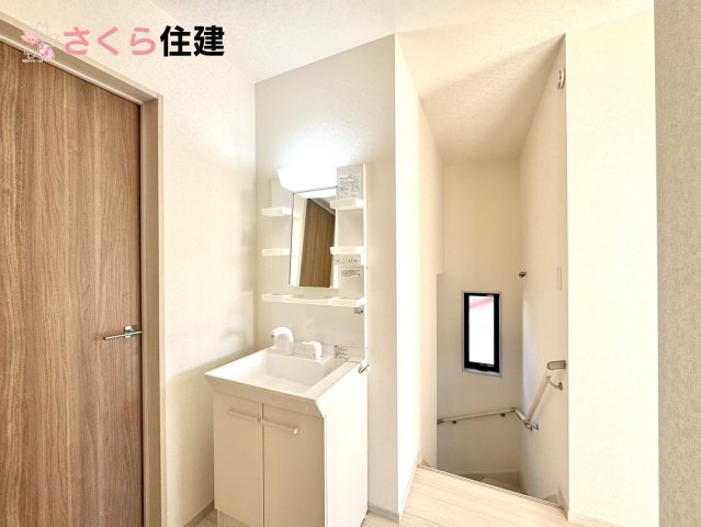 いろどりアイタウン栃木市平柳町３丁目22-P2　２号棟の独立洗面台|洗面台は各階に完備！混雑する朝や、お子様のトレーニング期にもうれしい。