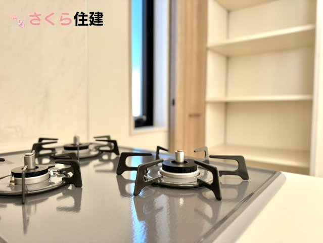いろどりアイタウン栃木市平柳町３丁目22-P2　２号棟のその他|3口コンロで作業効率UPします。調理場の奥には憧れのパントリースペースを完備。