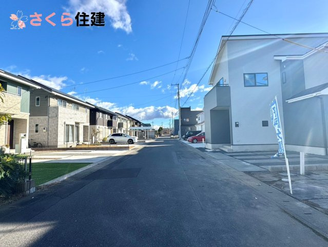 いろどりアイタウン栃木市平柳町３丁目22-P2　２号棟の前面道路含む現地写真|南面前面道路６ｍ！車通りが少ないので
慌てず出入りできます♪