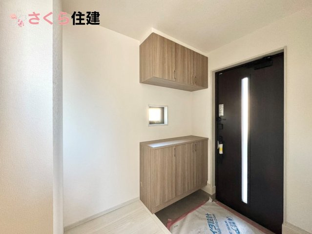 いろどりアイタウン栃木市平柳町３丁目22-P2　２号棟の玄関|玄関がいつも片づく大型シューズボックス。お子様の靴のサイズが大きくなっていっても安心の広々スペース！