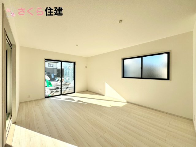 いろどりアイタウン栃木市平柳町３丁目22-P2　２号棟の居間・リビング|15.6帖LDKはキッチンで家事をしながらでもお子様に一対一で向き合える時間が作れます！！