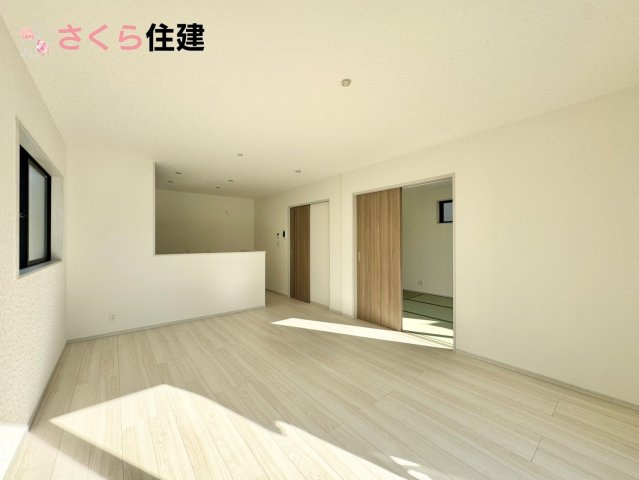 いろどりアイタウン栃木市平柳町３丁目22-P2　２号棟の居間・リビング|広々15.6帖LDLは南向きで日当たり良好。ゆったりとした時間の流れる開放的なくつろぎの空間	