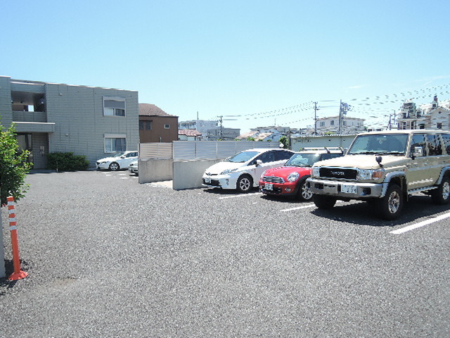 シェル鵠沼海岸　EASTの駐車場