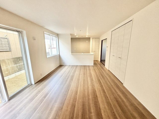 【仲介手数料無料／愛西市】愛西市大井町宮新田　リーブルガーデン　新築戸建　の居間・リビング