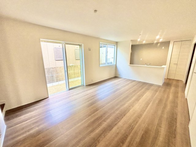 【仲介手数料無料／愛西市】愛西市大井町宮新田　リーブルガーデン　新築戸建　の居間・リビング