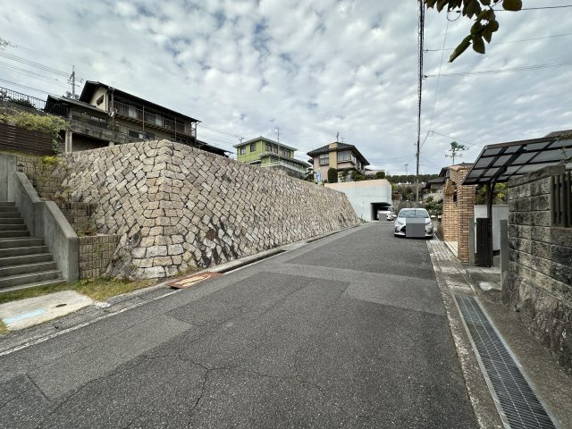 【建築条件無し】廿日市市対厳山2丁目の前面道路含む現地写真|南東側道路は約6mの幅員があります♪