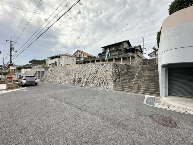 【建築条件無し】廿日市市対厳山2丁目の前面道路含む現地写真|行き止まりの道のため交通量は非常に少なく、小さなお子様がいても安心です♪