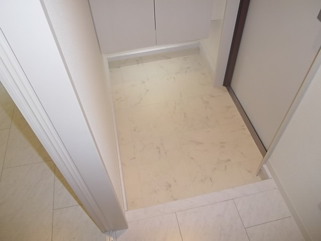 ステラート市川新田の玄関