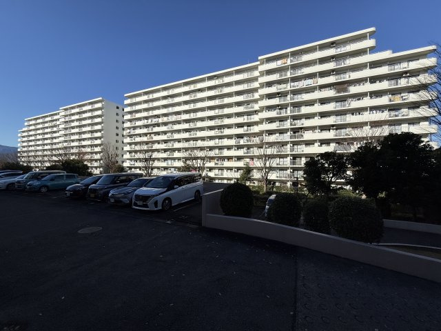 【外観】 | 内装リフォーム完了しました！（2025年11月）　　　　　　　　　
「ローゼン」まで徒歩3分＆バス停徒歩1分で利便性◎