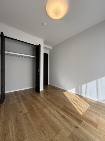 【洋室】 | 全室収納で増えがちな衣類や季節家電なども、各部屋に収納でき便利◎