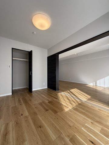 【洋室】 | リビングに隣接した洋室はリビングと一体利用も可能です◎