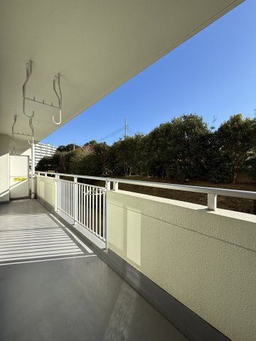 【バルコニー】 | ワイドスパンの広々３面バルコニー！　　　　　　　　　　　　　　　　
洗濯物を干すのはもちろん、ベランダ菜園を楽しむことも◎