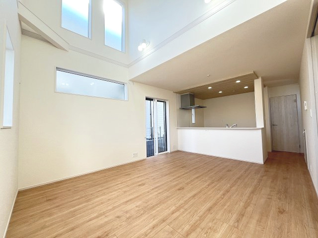 【居間・リビング】 | 福岡市城南区梅林5丁目　1号棟（全3棟）【仲介手数料無料・0円】 | 現地写真。リビングです。