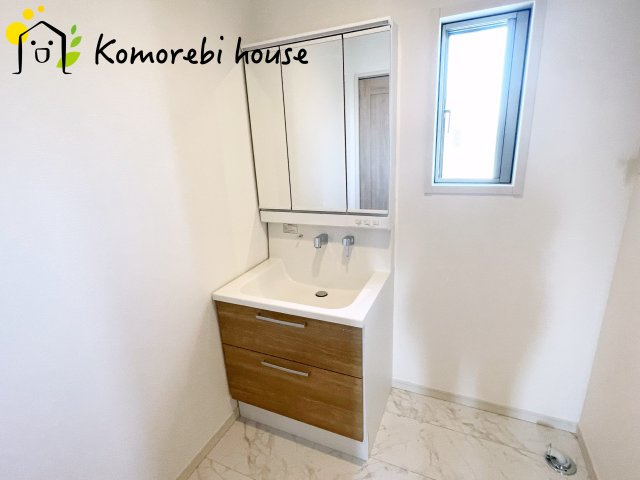 さいたま市北区奈良町　2期　新築一戸建て　グランドパティオ　の独立洗面台|独立洗面台、小物を置くことができて便利です