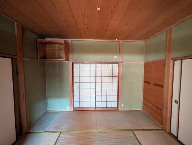 小郡市小郡売中古平屋建住宅の和室|押入と収納がある６帖の和室です。